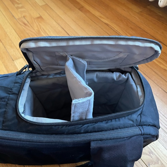 PacSafe travel safe crossbody laptop backpack with camera compartment - Picture 4 of 7